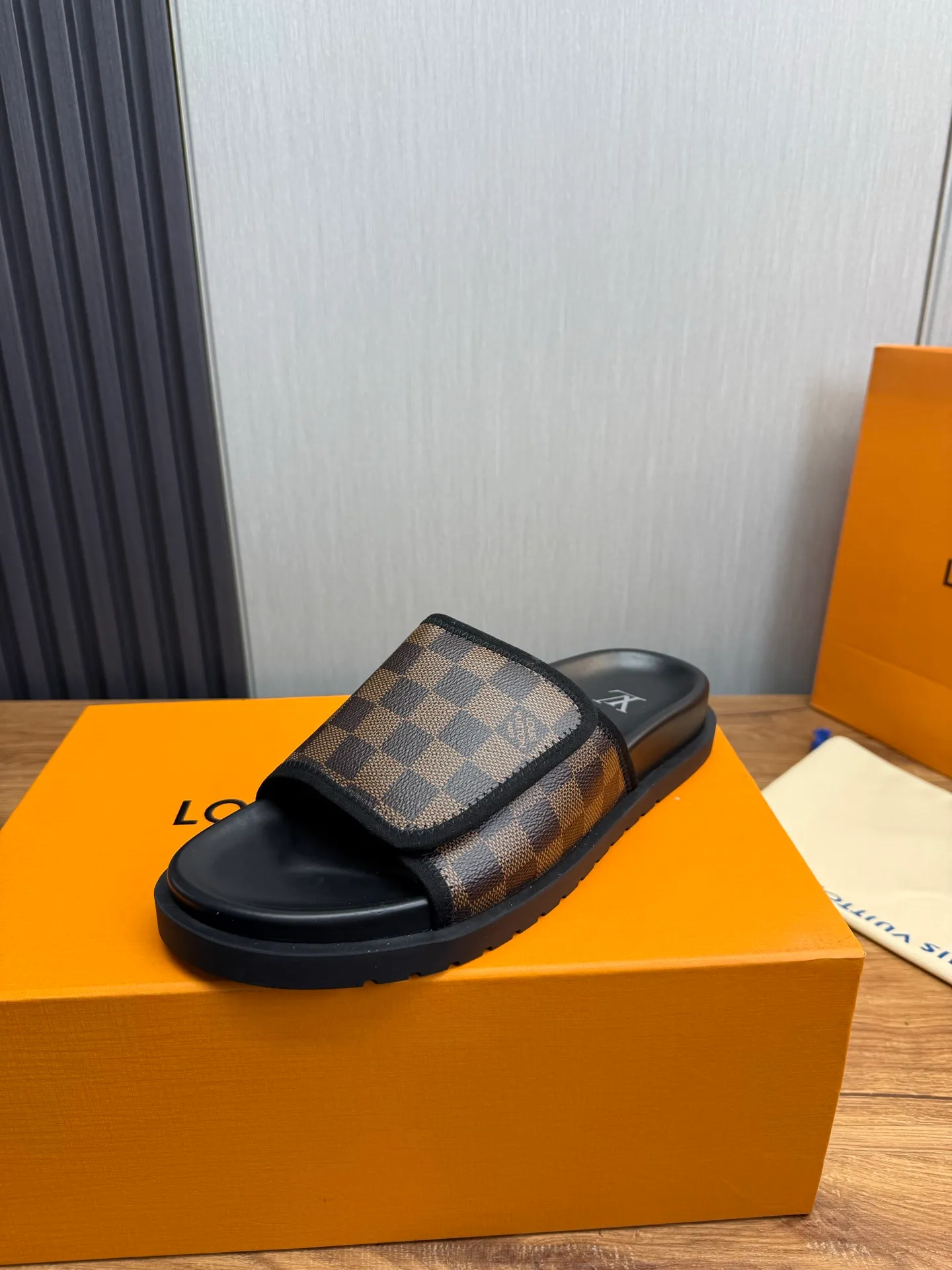 Men's shoes 💰340💰 ▪️LV's popular Little Red Book popular slippers hot sale: 1 shipment✅ Super textured and comfortable slippers, original TPU outsole. Authentic counter box drawer box packaging 🎁Size 38-45